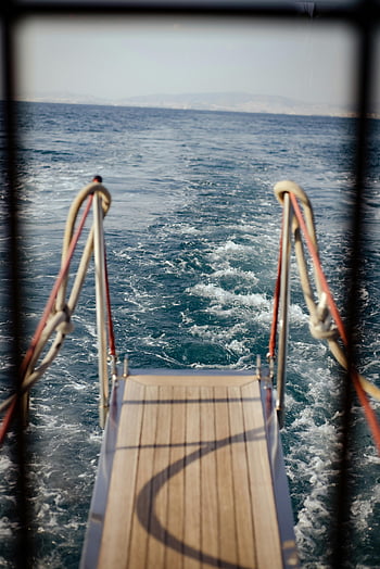 Piattaforma in legno, barca a vela, Mar Egeo, acque blu, mazzo da nave, ponte di legno, vista sull'oceano, vista sul mare, ringhiera per barche, Ridinga della nave