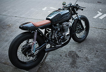 černý motocykl křižník, Motocykl v retro stylu, Klasický design, městské ulice, zaparkovaný motocykl, ročník motocyklu, černý motocykl, motocykl křižník, Retro motocykl, klasický motocykl, městský motocykl