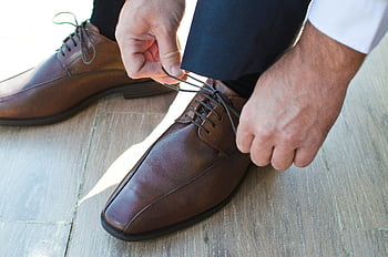 Muž vázání bot, Elegantní hnědé kožené boty, dřevěná podlaha, detail, muž nosí boty, společenské boty, tkaničky, pánská obuv, stylové boty, Pánská móda