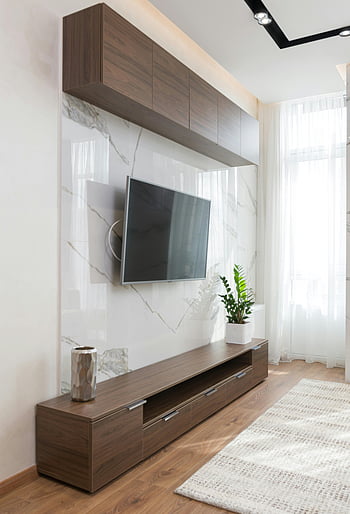 moderne woonkamer, TV op muur, houten meubels, natuurlijk licht, gezellig interieur, marmeren muur, eigentijds ontwerp, flatscreen tv, houten vloer, witte gordijnen, Decoratieve vaas