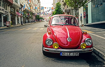 červený volkswagen brouk, zaparkované silnice, pěší zóna, Barevná městská ulice, Historické auto, vlajky nad hlavou, jasně červená, klasické auto, panoráma města, pouliční scény, Vintage Volkswagen