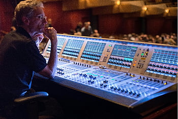 muž, audio mixer, zvukař, Ovládací panel zvuku, Koncert živé hudby, Kvalitní zvuk, mixážní pult, hudební produkce, audio zařízení, koncertní zvuk, Správa zvuku