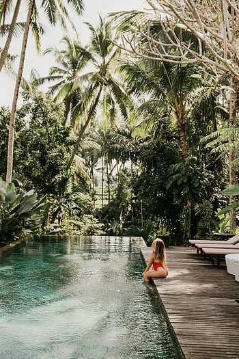 žena sedící u bazénu, Tropický bazén, Svěží palmy, bali indonésie, Relaxace podle bazénu, žena v bikinách, Venkovní relaxace, tropické dovolené, scenérie u bazénu, bali cestování, tropický ráj