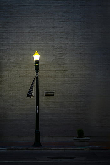 sloupek lampy, pouliční scény, svítí, Texturovaná cihlová zeď, Atmosférická ulice, městského osvětlení, noční scénu, pouliční lampa, panoráma města, městské prostředí, pouliční fotografie