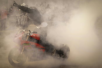 motocykl senzace, Červené a černé sportovní kolo, dramatické účinky kouře, vzrušující podívaná, Muž na koni, sportovní kolo, kouř, zakrnět, motocykl, akce, výkon