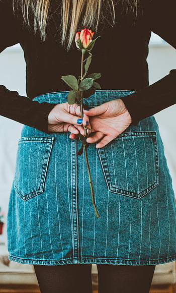 çiçek tutan kadın, kot etek, gündelik moda, arkadan gül, şık kadın, Gündelik kıyafet, kot modası, elinde çiçek, Günlük tarz, kot etek kıyafeti, Gül çiçek