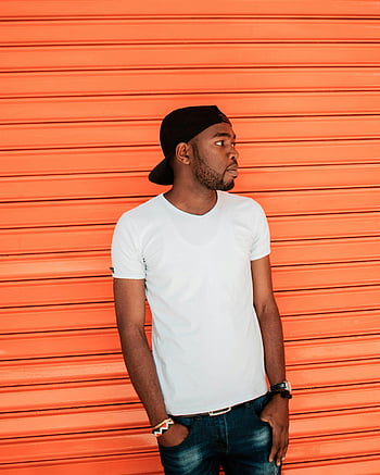 mand, hvid t-shirt, kasket, side profil, afslappet, ung mand, orange lukker, nairobi, gadestil, urban mode, Casual outfit