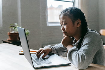 etnické dívka, zaměřený student, online učení, Studie notebooku, moderní vzdělávání, Pozorná dívka, Domácí studium, mladý student, Digitální vzdělávání, Vnitřní studium, online vzdělávání