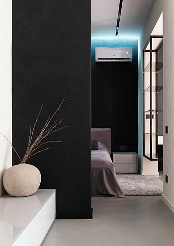 moderne soverom, klimaanlegg, minimalistisk innredning, koselig interiør, Stilig soverom, nattbord, moderne design, svart vegg, hvite møbler, grått teppe, glasshyller