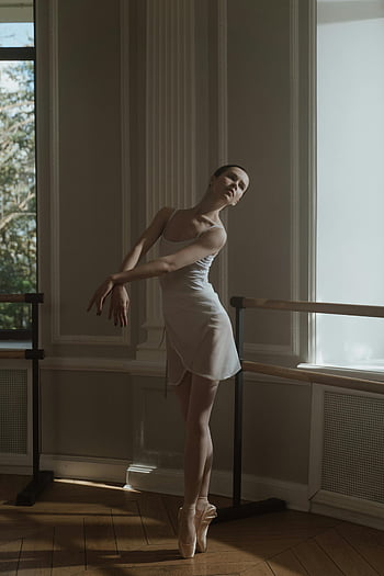 tanečník baletu, tanec, Elegantní balerína, en pointe, taneční studio, přirozené světlo, baletní boty, baletní tutu, baletní pozice, Balet Barre, baletní představení
