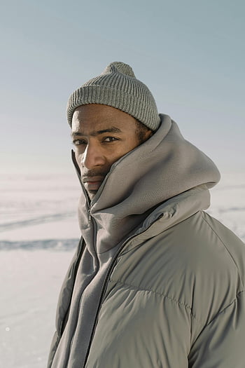 mand i grå strikhue, Grå jakke, vinter tøj, beanie, puffer jakke, snedækket landskab, sidebillede, vinter mode, udendørs vinter, koldt vejr, Vinterstil