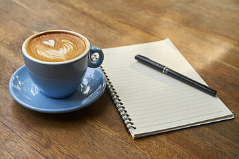 Kaffee, Latté, Kunst, blaue Tasse, Notizbuch, Stift, Holztisch, beruhigende Szene, Untertasse, Herz-Design, Spiralblock