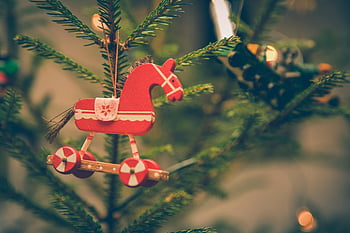 Noel süsü, Truva atı, kırmızı ve beyaz, bağbozumu süsleme, şenlikli Noel ağacı, asılı süs, yakın çekim fotoğraf, Noel dekorasyonu, tatil dekoru, ağaç dalı, tahta oyuncak