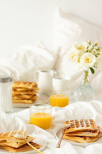 prima colazione, cialda, letto, mattina, colazione a letto, sfondo del telefono, succo d'arancia, piatto, dolce, cibo, Carta da parati estetica