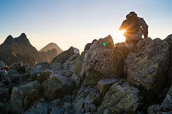 wandelaar, zonsopgang uitzicht, Rocky Mountain Peak, heldere blauwe lucht, grijze rotsen, prachtig uitzicht, bergwandelen, buiten avontuur, natuur landschap, reisfotografie, persoon zitten