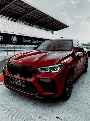 Červená BMW X6 M, luxusní auto, betonový povrch, dráha, styl, výkon, Zkušenosti s jízdou BMW, červený sedan, Vysoce výkonné vozidlo, zaparkované auto, automobilového designu
