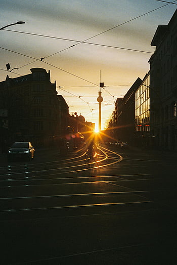 Jalanan kota Berlin, matahari terbit, menara tv, jalan-jalan kota, Cityscape, Fajar, langit yang dramatis, jalur trem, cahaya pagi, tengara ikonik, pemandangan jalanan
