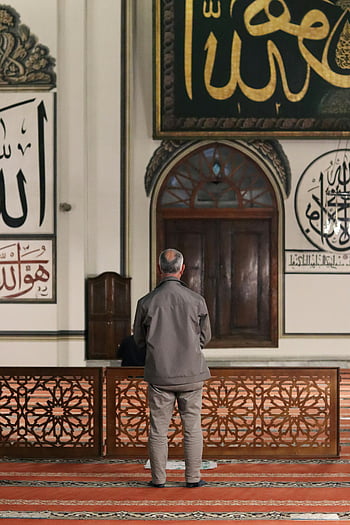 muslimský muž, modlí se, velká mešita, bursa, turkiye, Historická mešita, islámské architektury, náboženské praxe, interiér mešity, modlitba, k nepoznání člověka