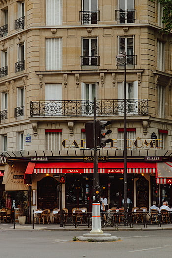 Angolo di strada parigino, Classic Cafe, posti a sedere all'aperto, Atmosfera vivace, scena urbana, ristorante esterno, gente che mangia, architettura francese, Street Corner Cafe, vita di città, caffè parigino