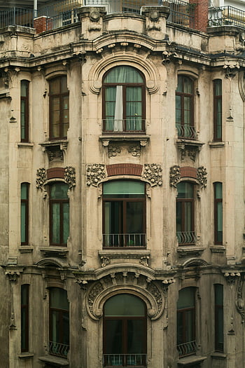 vecchia facciata dell'edificio, dettagli ornamentali, edificio storico, Architettura europea classica, elementi architettonici, facciata decorata, facciata storica, architettura europea, dettagli di costruzione, finestre ornate, finestre storiche