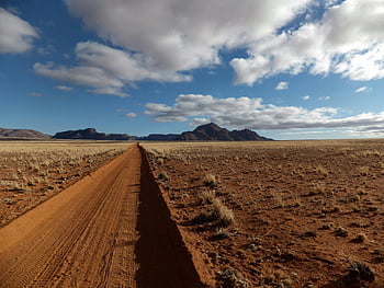 pouštní scény, polní cesta, vzdálené hory, zatažená obloha, rozsáhlé pole, Sandy Field, modrá obloha, bílé mraky, přírodní krajina, venkovní scenérie, Vyprahlé prostředí
