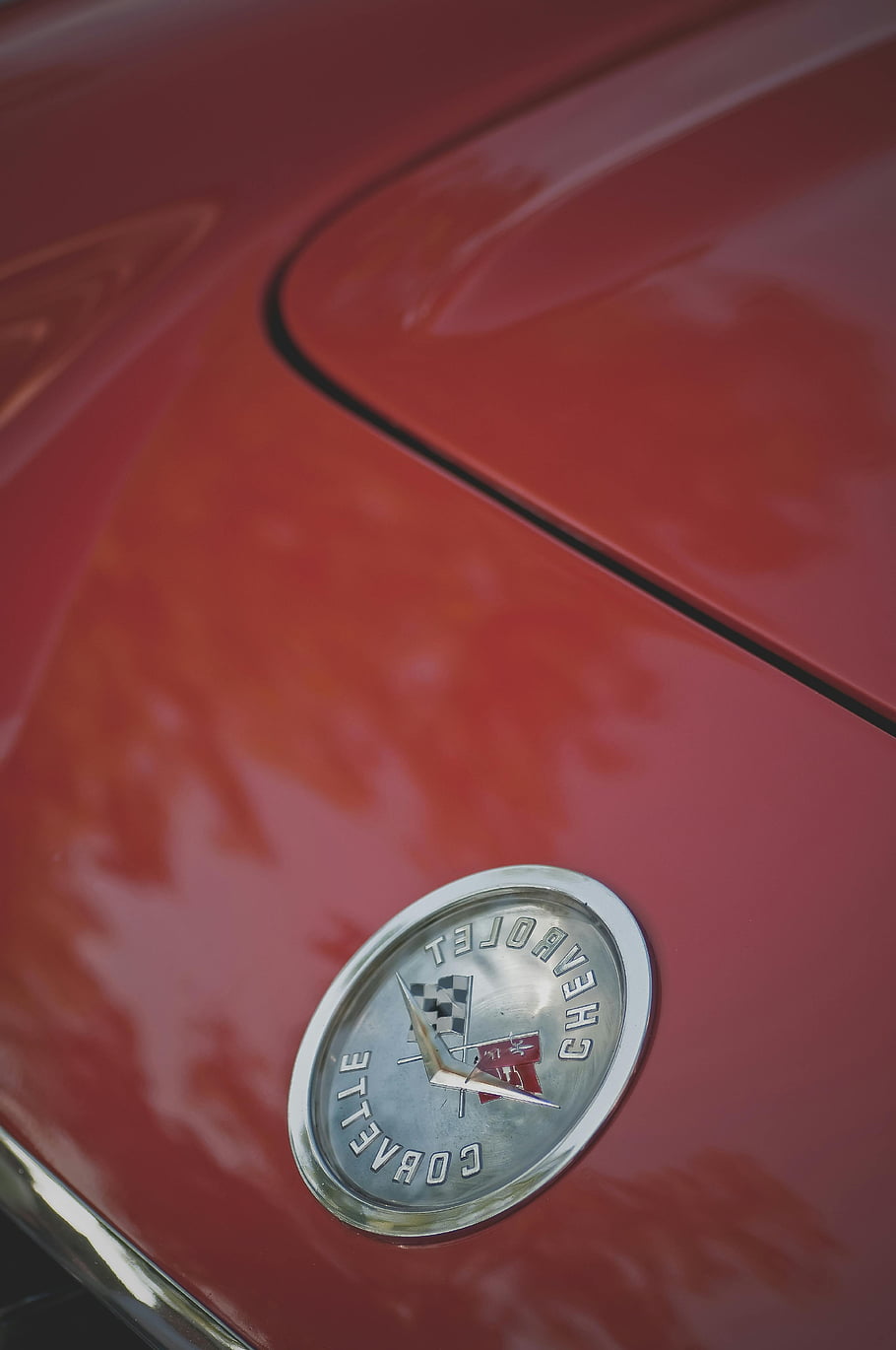 Red Chevrolet Corvette, Klasický znak Corvette, Vintage auta kapuce, Podrobný výstřel, Logo Chevrolet Corvette, červené auto, klasické auto, vinobraní znak, auto detail, Emblem automobilu, klasická korveta