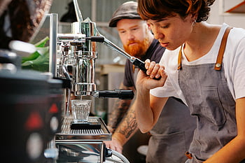 baristi, macchina per il caffè, cucina del bar, macchina per caffè espresso, Caffetteria contemporanea, lavorare attentamente, caffetteria, barista, preparazione del caffè, Café moderno, cultura del caffè