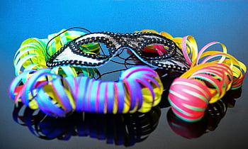 Accesorii multicolore, masca decorativa, Streamere colorate, Close-up vibrant, suprafață reflectorizantă, partid decoratiuni, accesorii festive, masca de carnaval, culori deschise, decorațiuni de streamer, Mask și Streamers