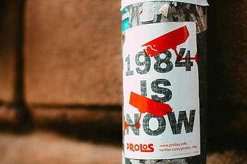 1984 è ora, poster di strada, sorveglianza urbana, Incolla sul post, contesto urbano, Tema di sorveglianza, arte di strada, arte pubblica, cultura urbana, poster politico, Arte di protesta