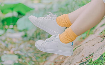 pantofi de culoare albă, șosete portocalii pentru echipaj, Șosete galbene, Fashion casual, moda în aer liber, Picioare apropiate, Stil tineresc, pantofi albi, șosete echipajului, fotografie în aer liber, adidași casual