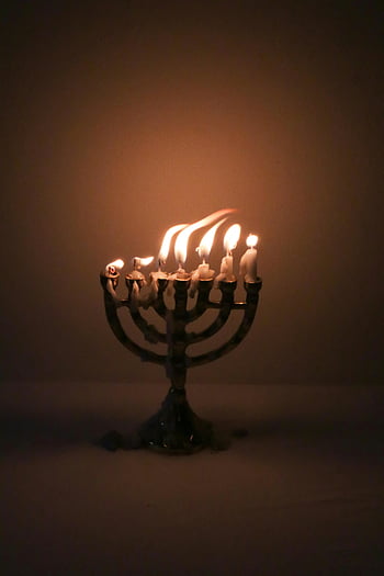 menorah, světlo svíček, teplý záře, temná místnost, Osvětlené svíčky, svícen, hanukkah, židovský svátek, tradiční osvětlení, Slavnostní atmosféra, náboženský symbol