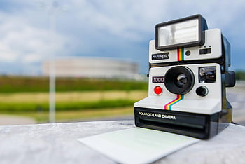 polaroid κάμερα, φωτογραφία μετατόπισης κλίσης, κλασική φωτογραφική μηχανή Polaroid, λευκό πίνακα, φωτεινή καλοκαιρινή μέρα, εξωτερική φωτογραφία, vintage φωτογραφική μηχανή, στιγμιαία κάμερα, πλάγια όψη, ουράνιο τόξο λωρίδα, Polaroid 1000