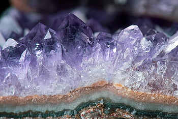 cristallo di ametista, foto ravvicinata, Vibranti tonalità viola, Formazioni di cristallo, dettaglio mozzafiato, geode ametista, cristalli viola, campione minerale, bellezza naturale, geologia, pietra preziosa