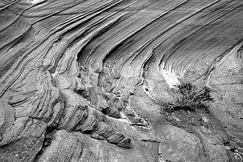 Graustufenfoto, felsiges Gelände, Schwarz und weiß, Sandsteinformationen, Wüstenumgebung, geschichteten Sandstein, Atemberaubendes Foto, natürliche Landschaft, geologische Formationen, monochromes Bild, Wüstenfelsen