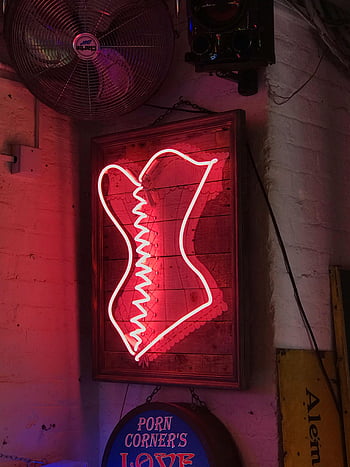 neonové světlo značení, neonový nápis korzet, cihlová zeď, retro vibe, Disly osvětlený bar, interiér, neonový nápis, bar interiér, neonová výzdoba, vinobraní znamení, neonové umění