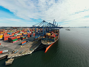 nákladní loď, vykládání kontejnerů, letecký pohled, Baltimore Cargo Port, barevné přepravní kontejnery, jeřáby, nábřeží, operací přístavu, kontejnerová loď, Námořní logistika, Průmyslový přístav