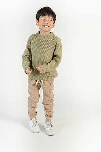băiat, pulover verde, pantaloni maro, copil fericit, Pulover cald, permanent, zâmbitor, fundal alb, Tinuta casual, moda pentru copii, Îmbrăcăminte confortabilă
