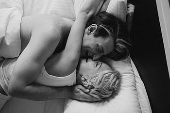 pár v posteli, romantická černá a bílá, intimní objetí, Láska a spojení, černobílé fotografie, Pár ležel, romantický pár, scéna postele, intimní okamžik, Černobílý pár, Romantická černobílá fotografie