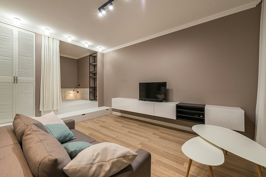 moderní obývací pokoj, béžový dekor, gauč, televize, dřevěné podlahy, Současný interiér, béžová barva, design obývacího pokoje, moderní nábytek, Vzhled interiéru, domovní dekorace