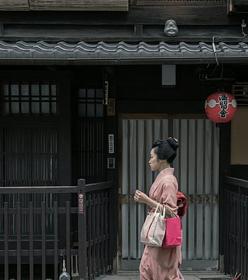 Pink Kimono, junge Frau, traditionelle Architektur, kyoto, Japan, Gehen, Häuser, Laterne, Straßenszene, Kulturkleidung, traditionelle Kleidung