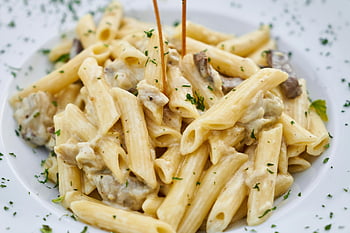 fotografování potravin, krémové těstoviny, byliny, lahodné italské jídlo, detail, těstoviny, italská kuchyně, krémová omáčka, těstoviny penne, těstoviny s bylinkami, Italské jídlo