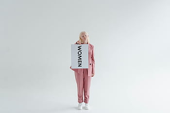žena v růžové, růžový outfit, hospodářství znamení, transparent pro ženy, bílé pozadí, Růžový sako, výstřel celého těla, Pozice, studiové fotografie, rovnosti žen a mužů, protest znamení