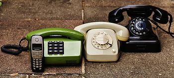 černý rotační telefon, Vintage telefony, starožitné telefony, Moderní telefony, otočný ovladač, zobrazení chodníku, Zelený telefon, Beige Telefon, Klasické telefony, Telefonní sbírka, Venkovní displej