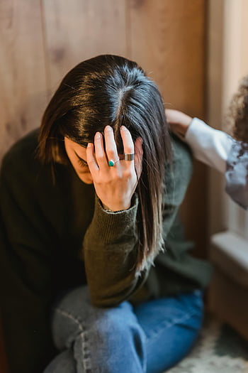 unavená žena, dotýkající se čela, příteli uklidňující, uklidňující ruka, zoufalá osoba, empatie, Podpěra, podpora, uvnitř, emocionální podpora, přátelství, utěšit