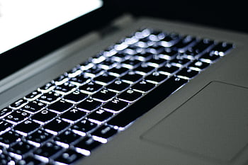 grijze laptop, gloeiend toetsenbord, hoogwaardige afbeelding, modern ontwerp, Scherpe focus, technologie, laptop computer, verlichte sleutels, strak ontwerp, elektronisch apparaat, draagbare computer