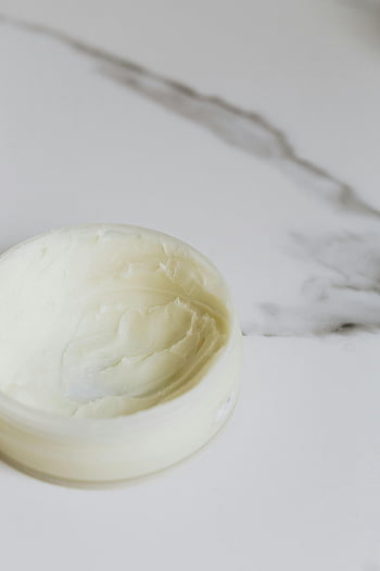 Hautpflegecreme, runder Behälter, weiße Creme, Marmoroberfläche, Nahansicht, Beauty-Produkt, Feuchtigkeitscreme, Hautpflege, Kosmetik, Creme Textur, Container