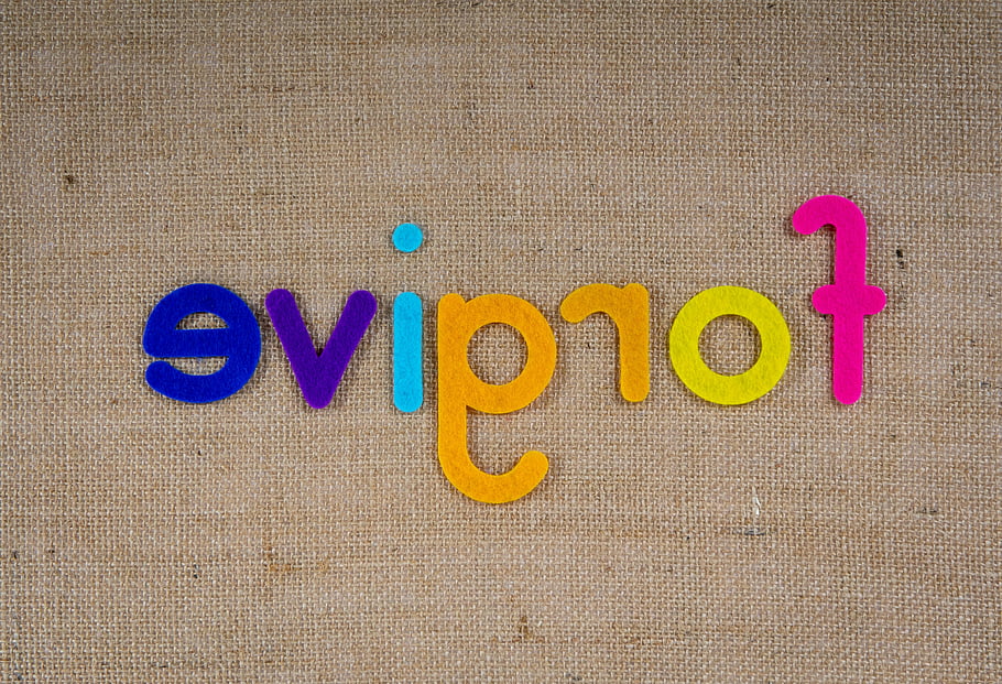 Barevný odpuštěný text, živé plstěné dopisy, Odpuštění slova, Pytlovina Pozadí, Cítili dopisy, barevný text, Odpusťte zprávu, cítil pravopis, Textura pytle, barevný plstěn, živý text