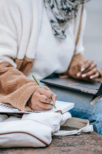 kvinnlig student, skriva anteckningar, Förbereder sig för examen, netbook, gata, ung kvinna, studerar utomhus, bärbar dator, penna, Utomhusstudie, examensförberedelse