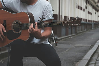 pouliční muzikant, akustická kytara, ulice, hudební atmosféra, městská hudba, pouliční umělec, Venkovní hudba, hráč na kytaru, pouliční představení, akustický výkon, městský hudebník