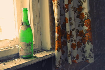 groene glazen fles, stoffige vensterbank, bloemengordijnen, vintage gevoel, oude fles, venster, rustieke inrichting, retro stijl, binnenscène, natuurlijk licht
